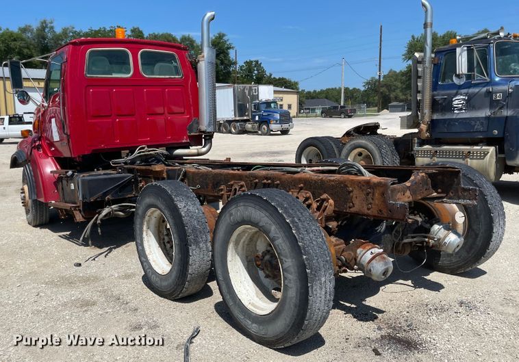 image for item MU9009 2000 Sterling L9500  truck cab and chassis