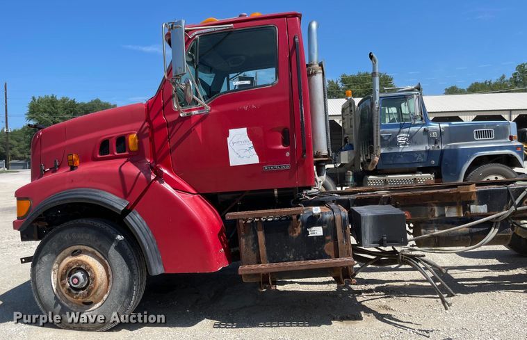 image for item MU9009 2000 Sterling L9500  truck cab and chassis