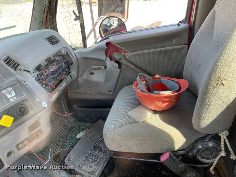 image for item MU9009 2000 Sterling L9500  truck cab and chassis