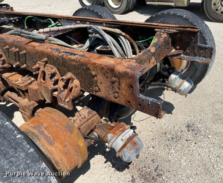 image for item MU9009 2000 Sterling L9500  truck cab and chassis