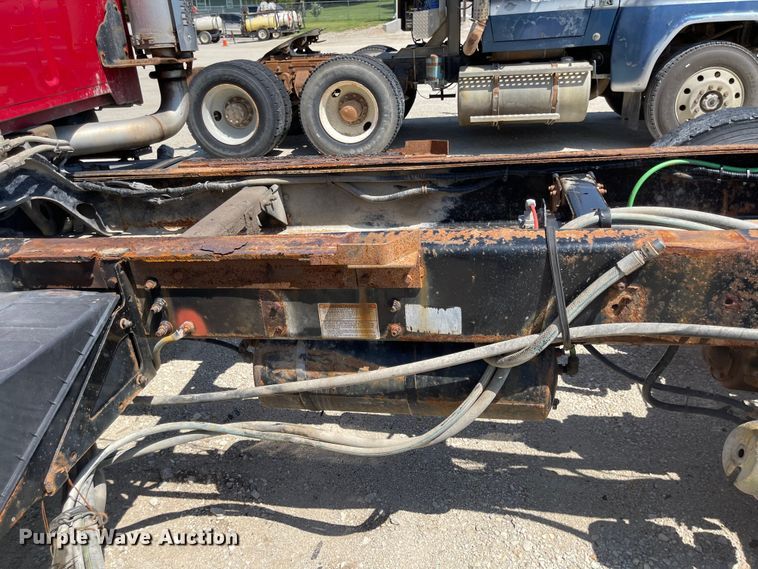 image for item MU9009 2000 Sterling L9500  truck cab and chassis