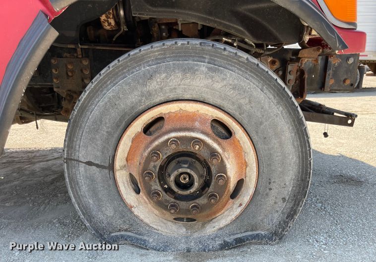 image for item MU9009 2000 Sterling L9500  truck cab and chassis