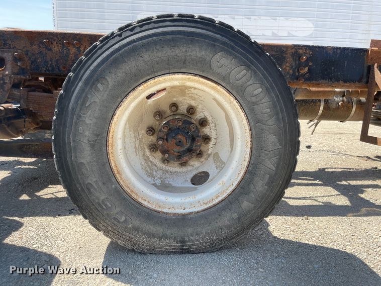 image for item MU9009 2000 Sterling L9500  truck cab and chassis