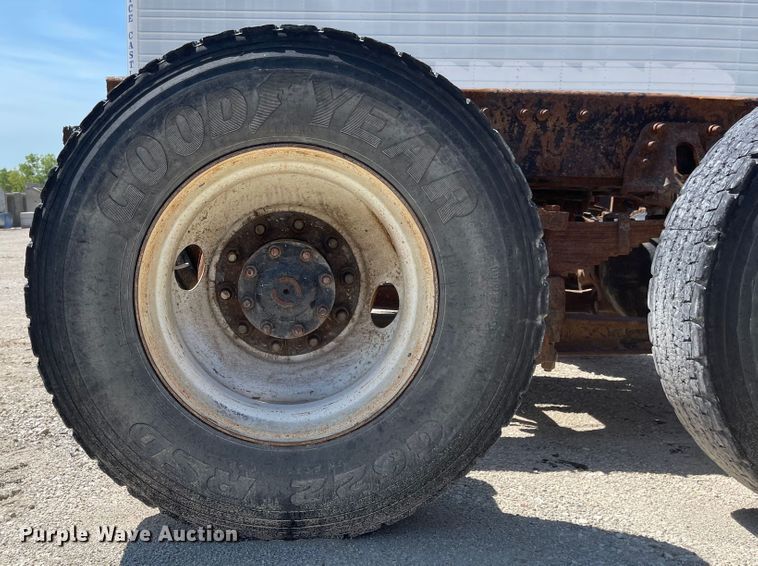 image for item MU9009 2000 Sterling L9500  truck cab and chassis