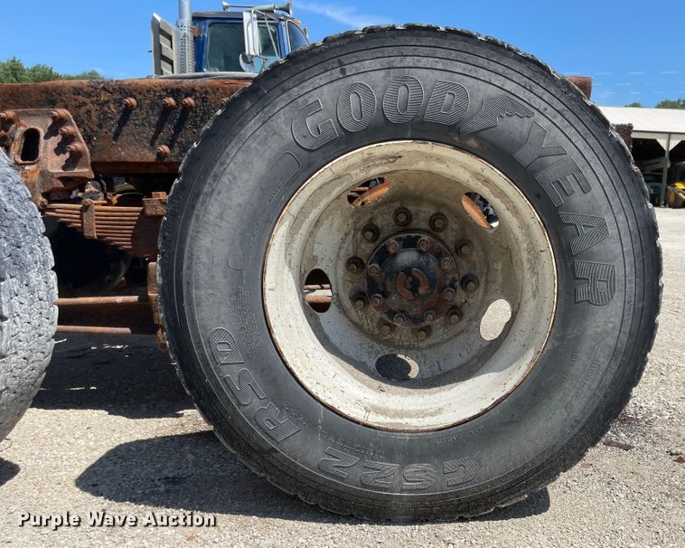 image for item MU9009 2000 Sterling L9500  truck cab and chassis