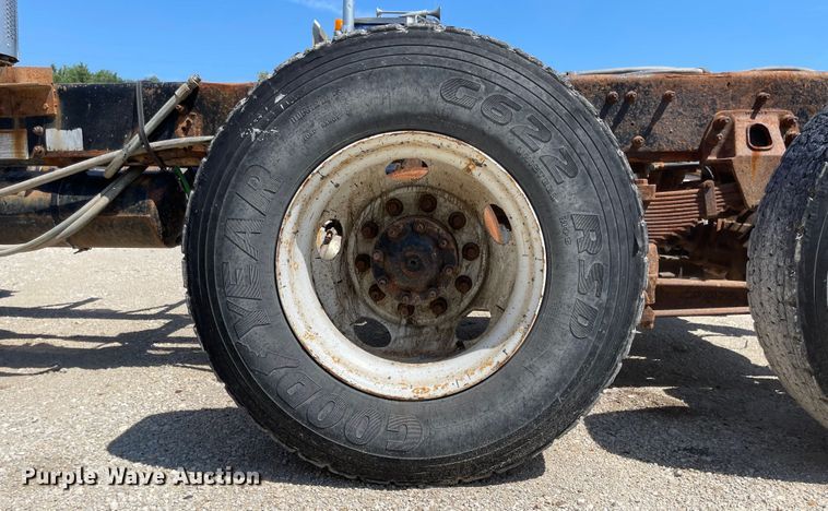 image for item MU9009 2000 Sterling L9500  truck cab and chassis