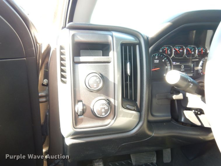 image for item DM3040 2015 Chevrolet Silverado 1500  Crew Cab pickup truck