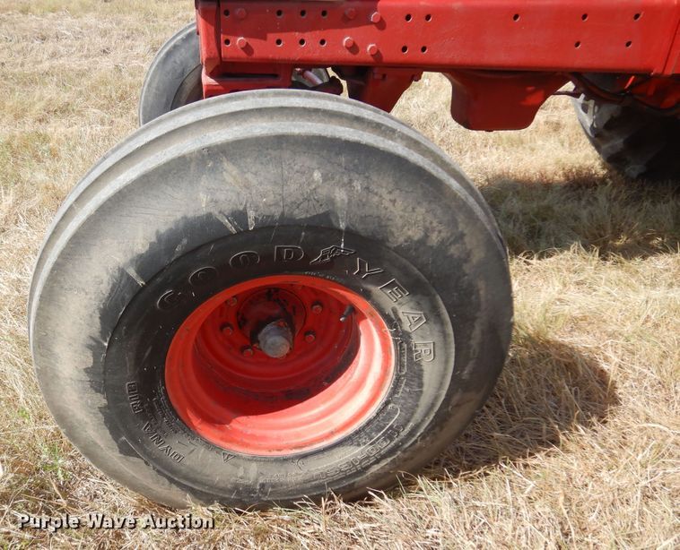 image for item DB7886 1979 International 1086  tractor