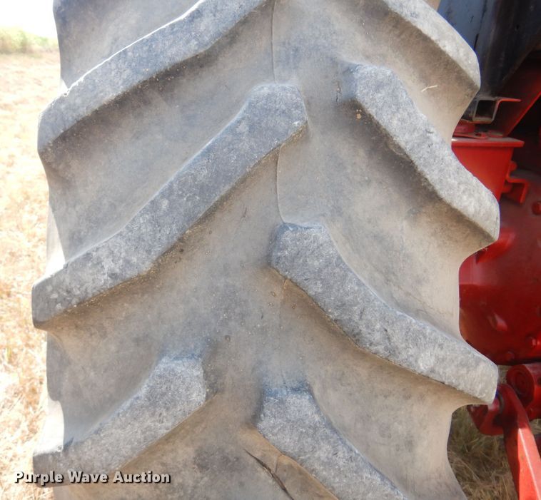 image for item DB7886 1979 International 1086  tractor