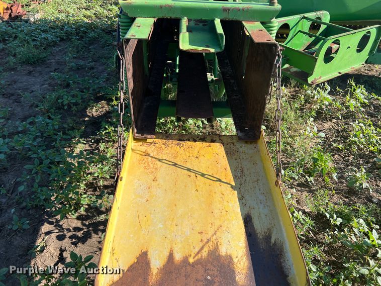 image for item DK7135 John Deere 346  small square baler