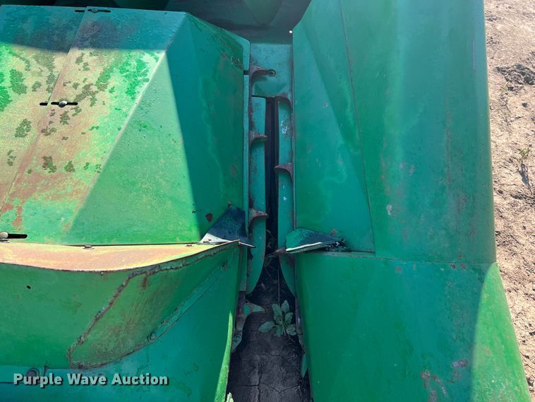 image for item DK7140 John Deere 444  corn head