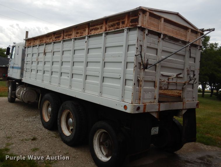 image for item DN1730 1970 GMC Astro 95  grain truck