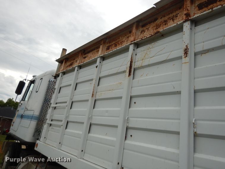 image for item DN1730 1970 GMC Astro 95  grain truck