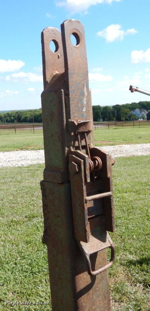 image for item DS1308 Hay bale feeder wagon