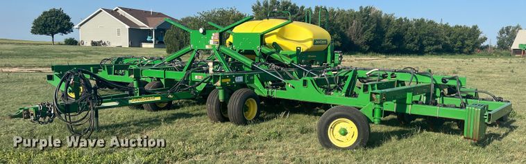 image for item DS8478 2004 John Deere 1890 CCS  air seeder