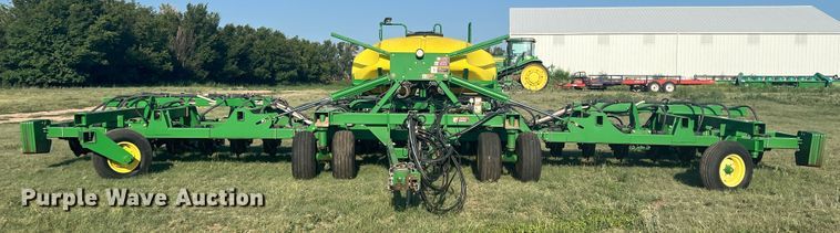 image for item DS8478 2004 John Deere 1890 CCS  air seeder