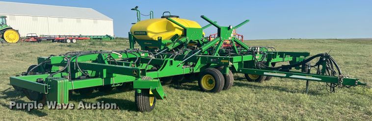 image for item DS8478 2004 John Deere 1890 CCS  air seeder