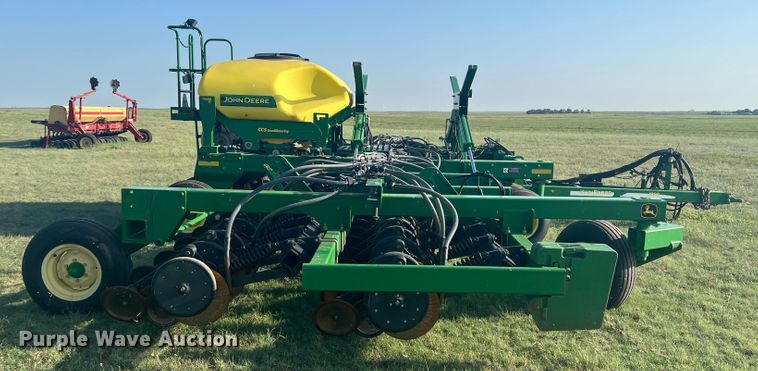 image for item DS8478 2004 John Deere 1890 CCS  air seeder