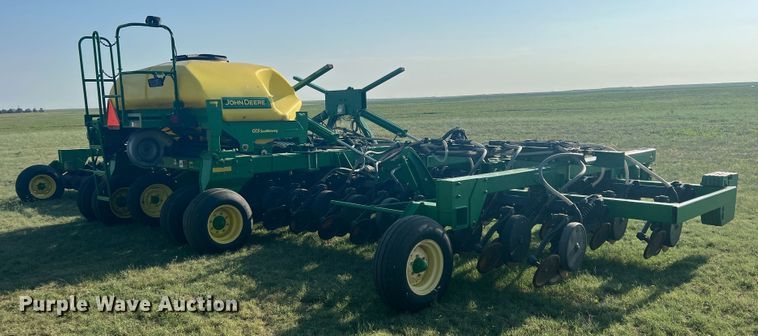 image for item DS8478 2004 John Deere 1890 CCS  air seeder