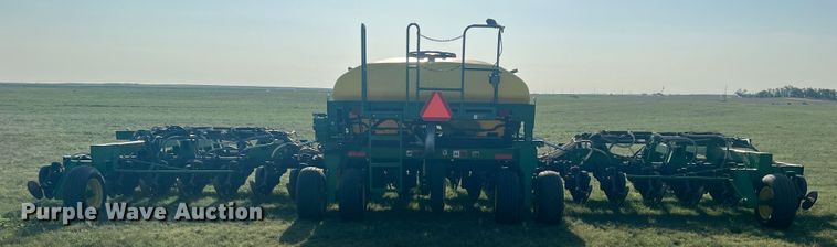 image for item DS8478 2004 John Deere 1890 CCS  air seeder