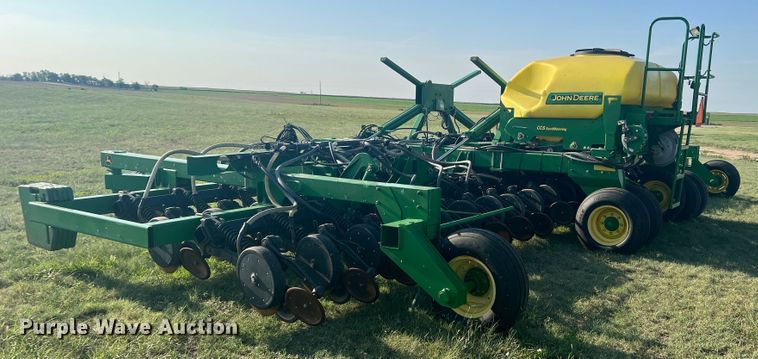 image for item DS8478 2004 John Deere 1890 CCS  air seeder