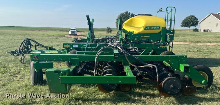 image for item DS8478 2004 John Deere 1890 CCS  air seeder