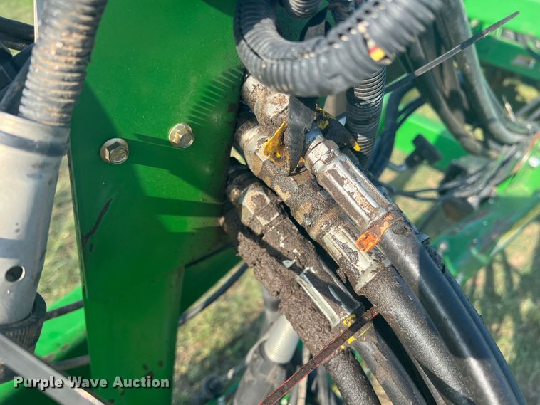 image for item DS8478 2004 John Deere 1890 CCS  air seeder