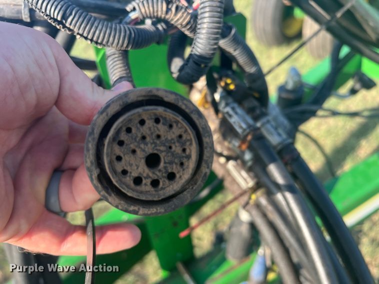 image for item DS8478 2004 John Deere 1890 CCS  air seeder