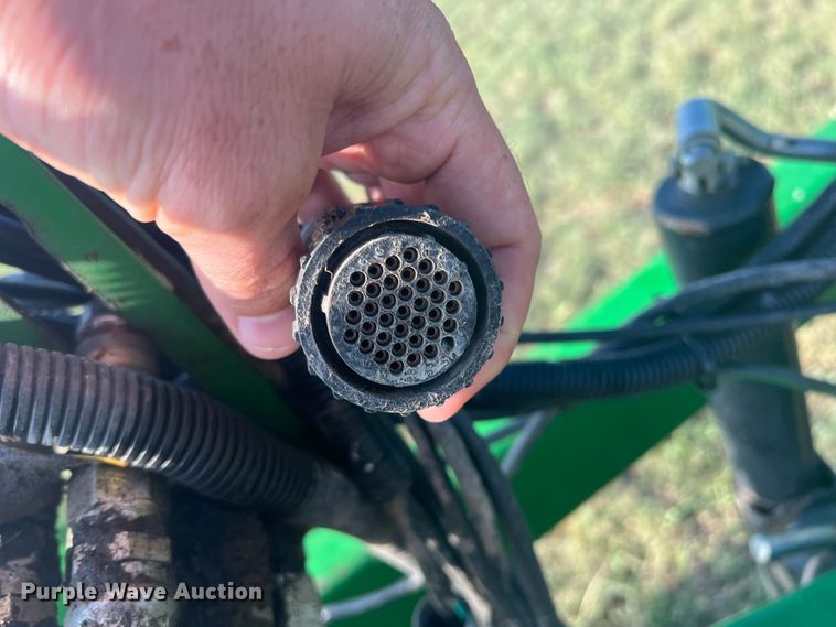 image for item DS8478 2004 John Deere 1890 CCS  air seeder