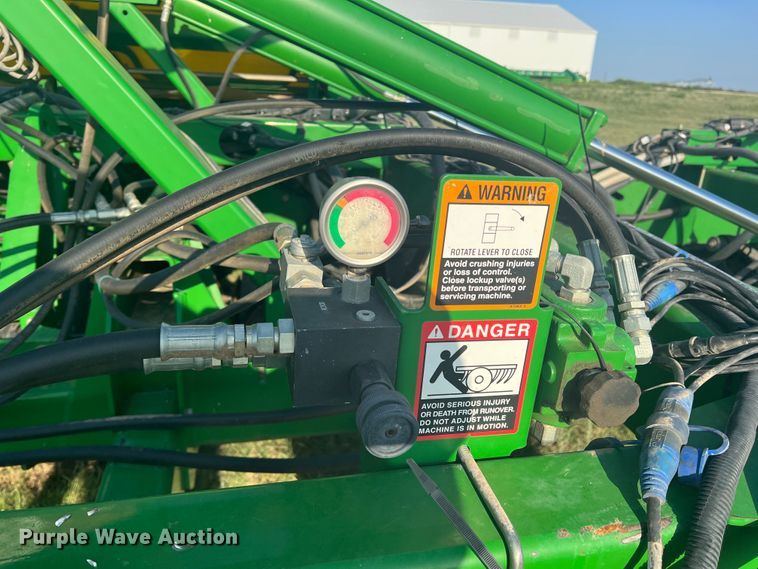 image for item DS8478 2004 John Deere 1890 CCS  air seeder