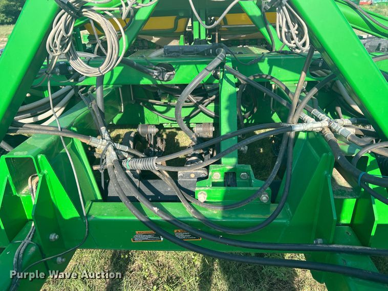 image for item DS8478 2004 John Deere 1890 CCS  air seeder