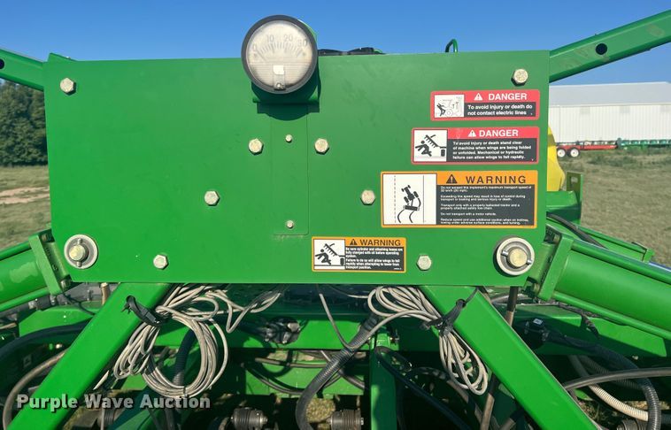 image for item DS8478 2004 John Deere 1890 CCS  air seeder