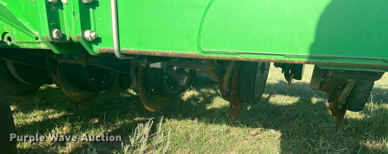 image for item DS8478 2004 John Deere 1890 CCS  air seeder