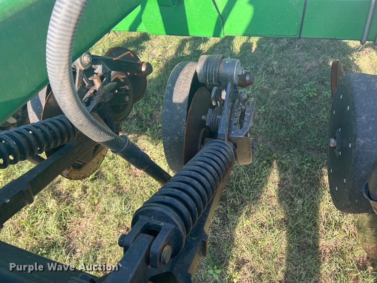 image for item DS8478 2004 John Deere 1890 CCS  air seeder