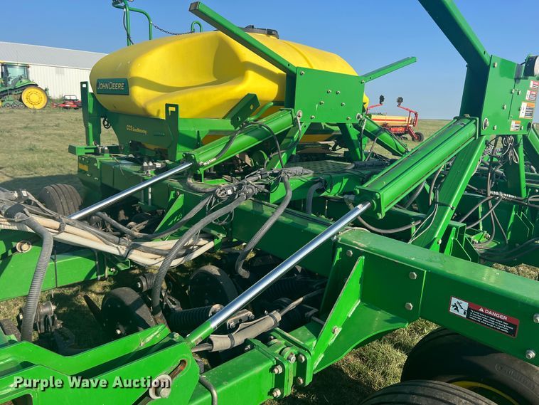 image for item DS8478 2004 John Deere 1890 CCS  air seeder