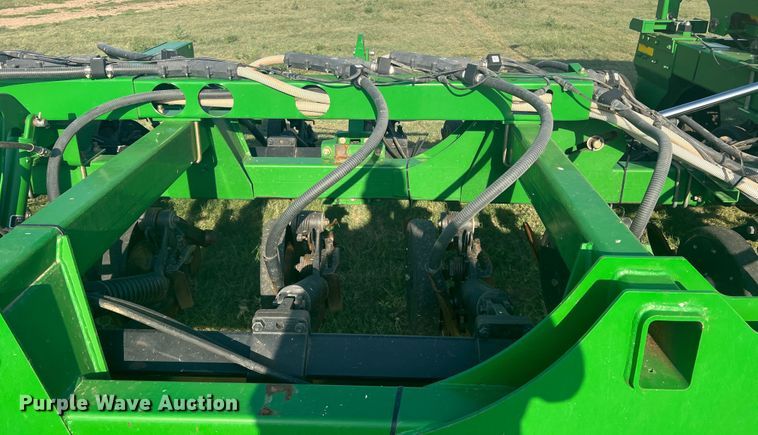 image for item DS8478 2004 John Deere 1890 CCS  air seeder