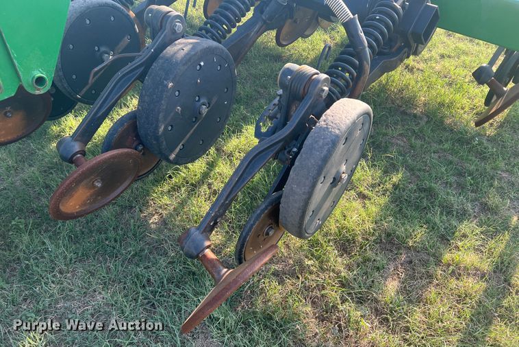 image for item DS8478 2004 John Deere 1890 CCS  air seeder