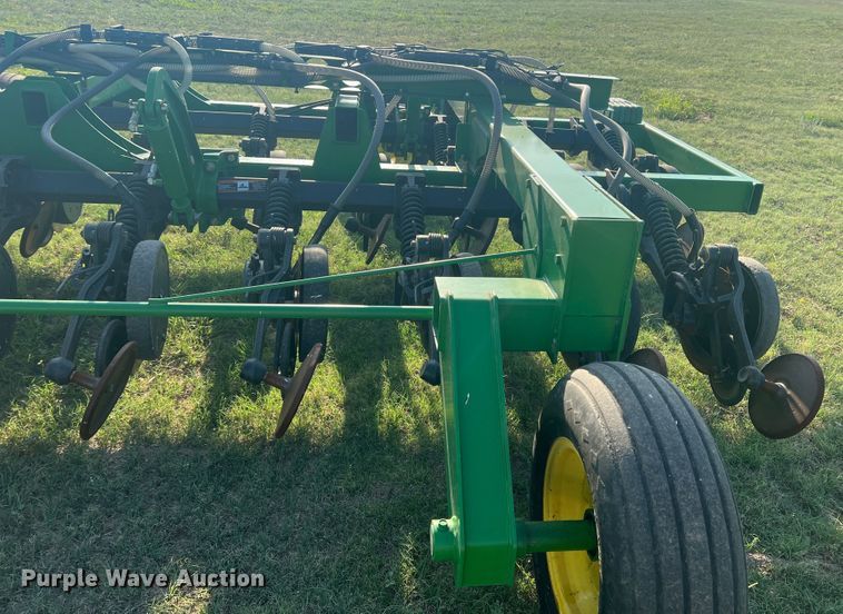 image for item DS8478 2004 John Deere 1890 CCS  air seeder