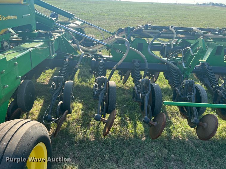 image for item DS8478 2004 John Deere 1890 CCS  air seeder