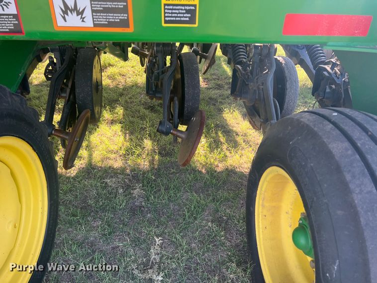 image for item DS8478 2004 John Deere 1890 CCS  air seeder