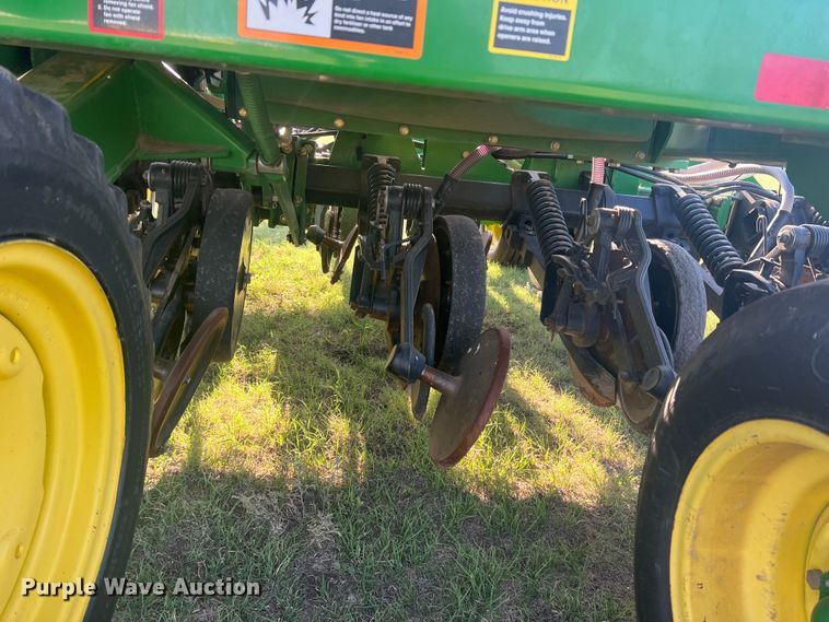 image for item DS8478 2004 John Deere 1890 CCS  air seeder