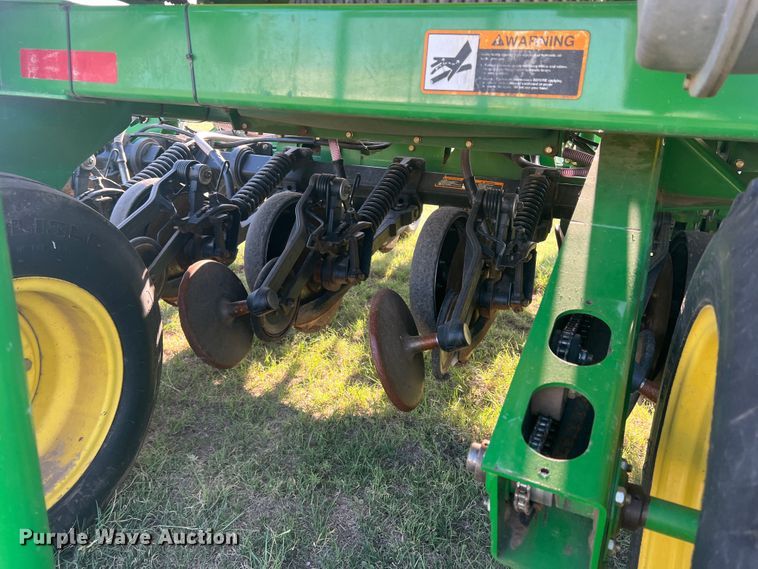 image for item DS8478 2004 John Deere 1890 CCS  air seeder