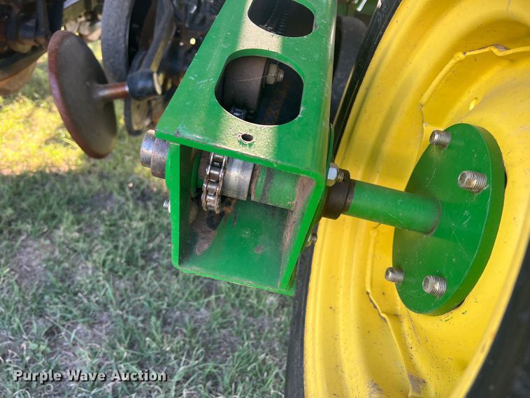 image for item DS8478 2004 John Deere 1890 CCS  air seeder