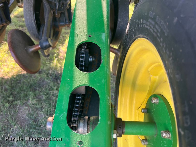 image for item DS8478 2004 John Deere 1890 CCS  air seeder