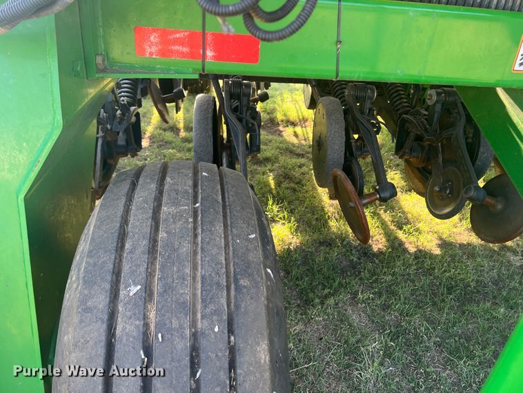 image for item DS8478 2004 John Deere 1890 CCS  air seeder