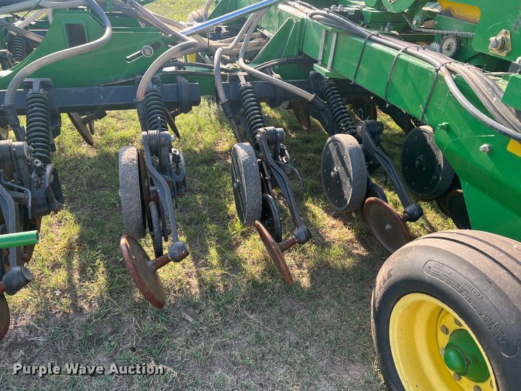 image for item DS8478 2004 John Deere 1890 CCS  air seeder