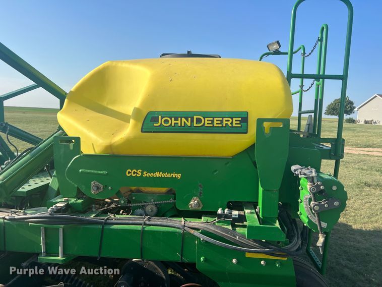 image for item DS8478 2004 John Deere 1890 CCS  air seeder