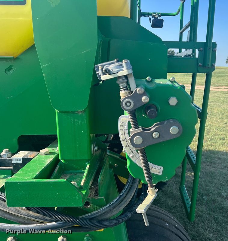 image for item DS8478 2004 John Deere 1890 CCS  air seeder