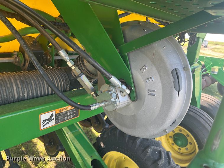 image for item DS8478 2004 John Deere 1890 CCS  air seeder
