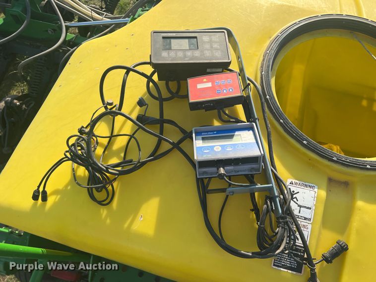 image for item DS8478 2004 John Deere 1890 CCS  air seeder